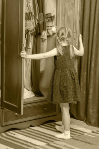 小女孩看着衣柜