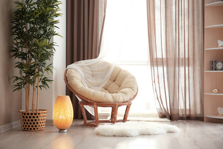 典雅的客厅内饰与舒适的扶手椅