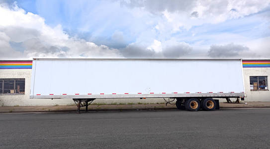 卡车运输 半停放白色卡车拖车的侧面视图