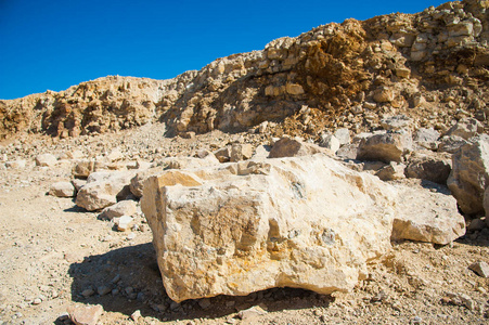 在被遗弃的采石场开采采石和生产石头