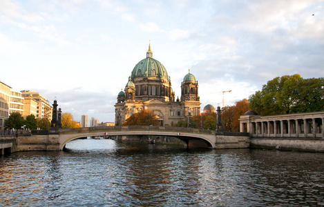 柏林大教堂在狂欢河日落