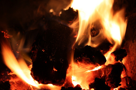 燃烧木材和煤