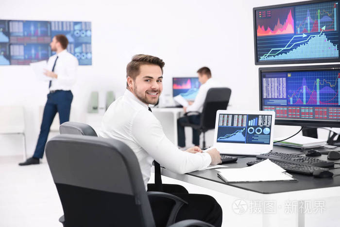 在办公室工作的男性股票交易员