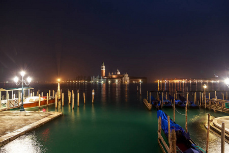 华丽的夜景从酒店阳台上的圣乔治教堂横跨拉古娜宝缇嘉水域与街道灯周围的我们