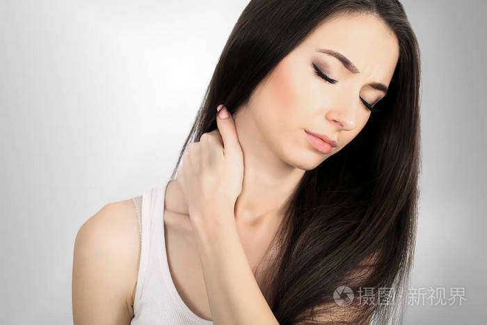喉咙痛美丽的女人喉咙痛感觉不舒服你
