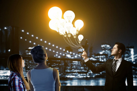 商人和年轻妇女抱着抽象发光灯气球