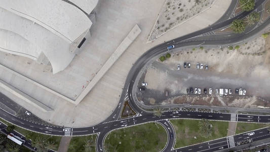 城市交通的向下无人机鸟瞰图片