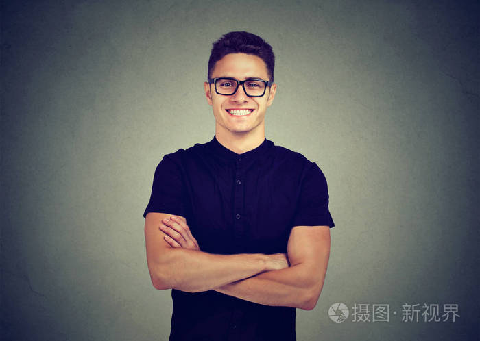 戴眼镜的男人微笑着的肖像