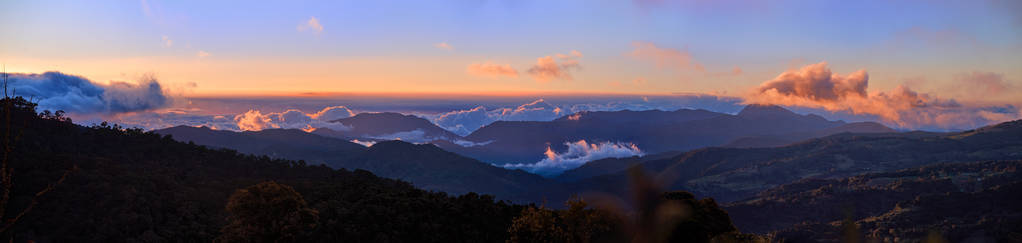 全景死神哥斯达黎加与一座在云层, 照亮了夕阳。山 landascape洛杉矶格查尔国家公园自然保护区。哥斯达黎加