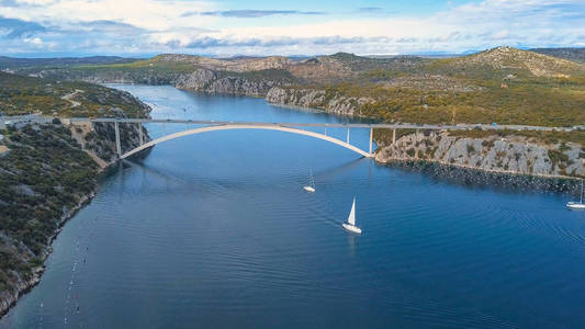 空中全景图以桥梁和海在海岛附近。美丽的风景环绕着蓝色的大海与桥梁