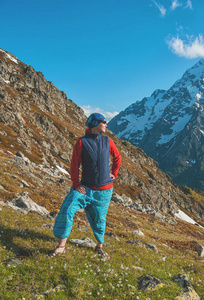 旅游女人徒步旅行者站在山顶