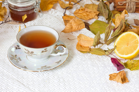 白色背景的秋叶和白餐巾杯茶