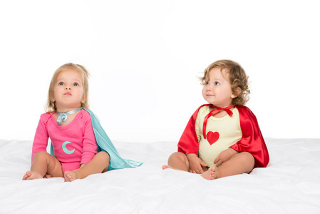 幼儿女孩在超级英雄披肩图片