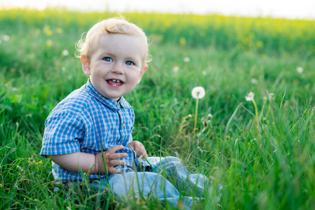 微笑的婴孩坐在草