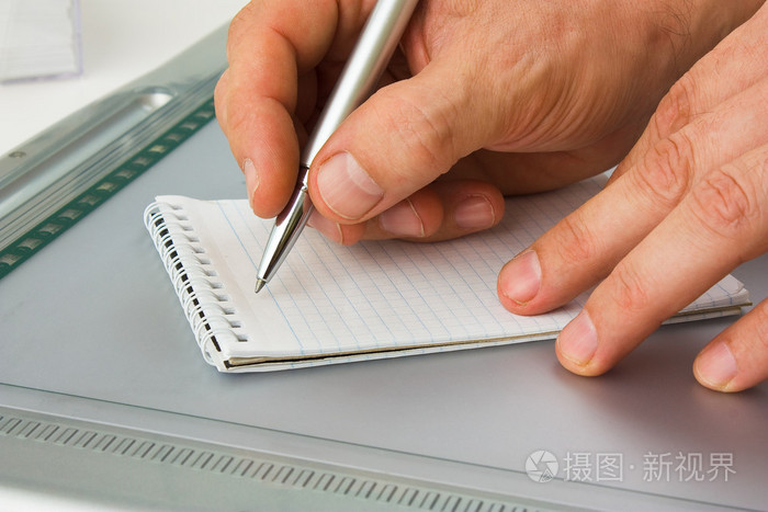 用钢笔在笔记本上写字照片-正版商用图片028pf8-摄图新视界