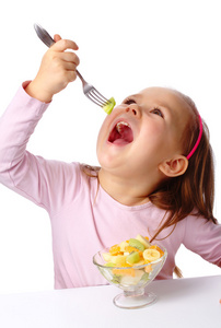 小女孩吃水果沙拉