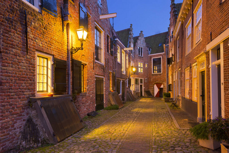 历史性的小巷里的米德尔堡，荷兰在晚上