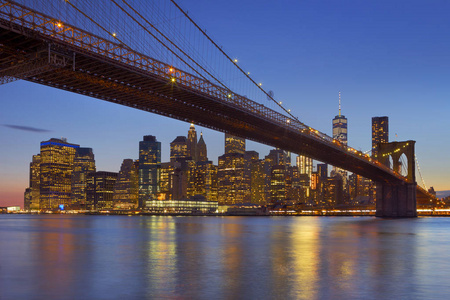 布鲁克林大桥与纽约市黄昏地平线