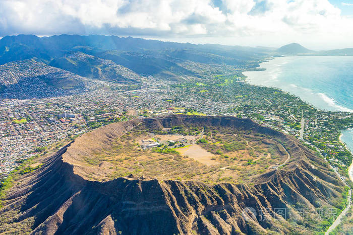 绝对惊人的鸟瞰夏威夷岛上的钻石头火山口和檀香山城市地平线景观
