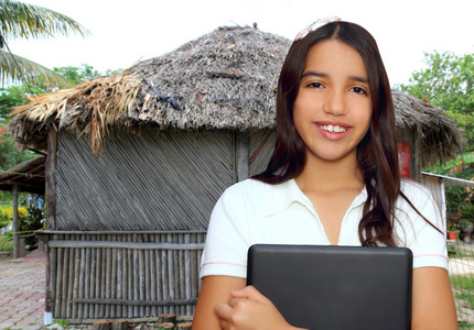 印度拉丁裔青少年学生，手持笔记本电脑