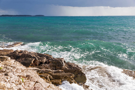 伊斯特拉, 克罗地亚的暴风雨的岩石海滩