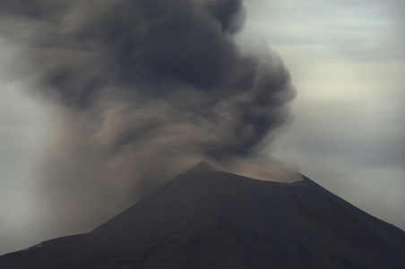 夜间火山爆发。 阿纳克克拉卡托