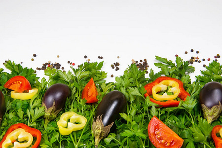 一个白色的背景 蔬菜和绿色食品在白色的背景，背景蔬菜香芹