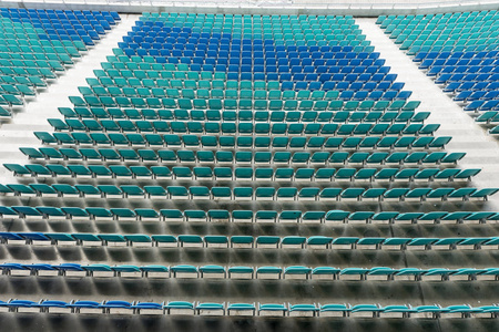体育场的座位排成一行。体育场空塑料椅