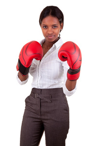 年轻的黑人妇女穿着拳击手套