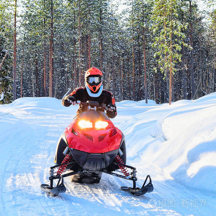 冬季罗瓦涅米骑红色雪地摩托的女子照片-正版商用图片029zbl-摄图新