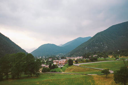 意大利北部山区一条蜿蜒的狭窄柏油路, 靠近湖边的一个典型村庄。
