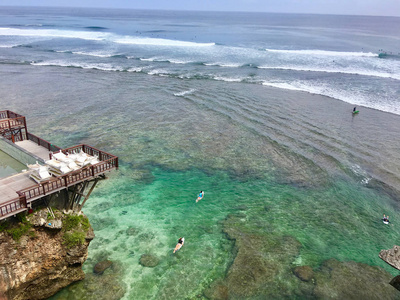 巴厘岛海岸的岩石和海浪的奇妙景观