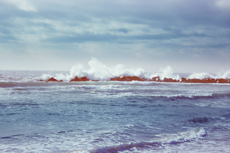 暴风雨的海浪美丽的海景大强力浪潮