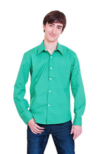 穿绿色衬衫的微笑男人