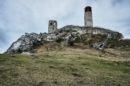 岩石和被毁的中世纪城堡，在波兰奥尔什丁