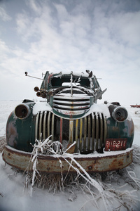 冬天一辆废弃的奥尔夫农场卡车的前端
