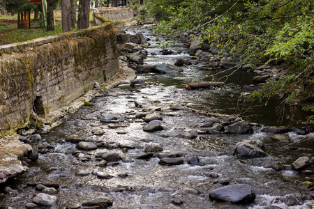 在 Borjomi 河