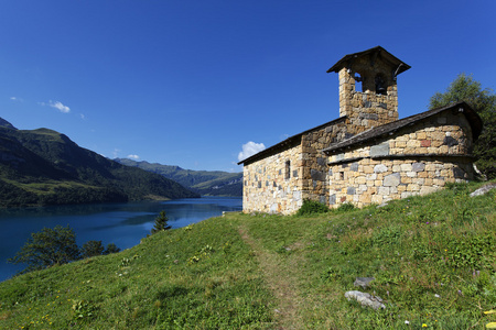 湖边小教堂和蓝天