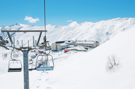 冬季天气晴朗，提供滑雪升降椅