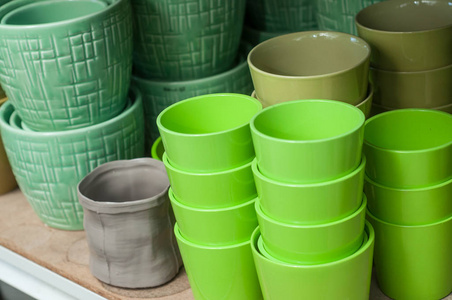 绿色陶瓷花盆存储区中的集合
