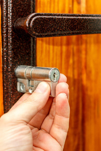 锁匠安装新门锁进木门