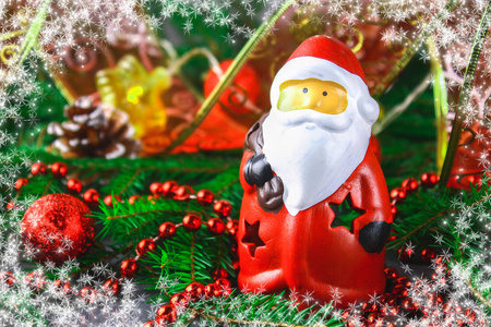 圣诞玩具圣诞老人被冷杉树枝包围