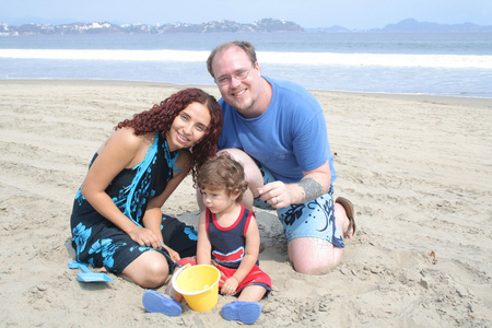 一个年轻的家庭在海滩上一起玩耍