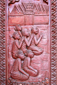 古老的木门被雕刻成泰国考古学
