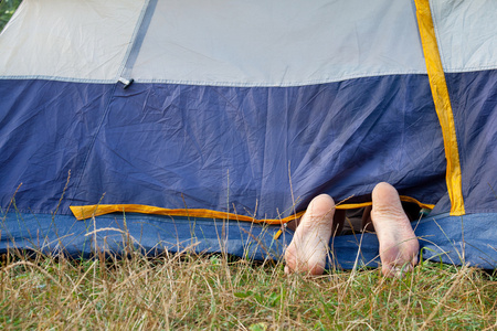 在帐篷里放松