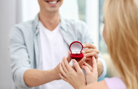订婚戒指男子求婚妇女在家里