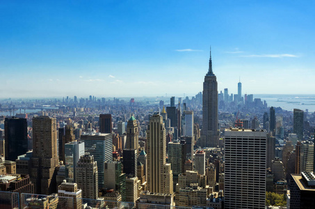 从城市的摩天大楼，曼哈顿城市景观的纽约市天际线的空中顶视图