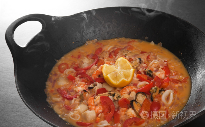 (西班牙)肉菜饭,西班牙杂烩菜饭(由大米,鸡肉,鱼肉和蔬菜用平底锅烹制