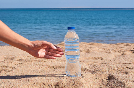 在大热天在海滩的瓶装的水