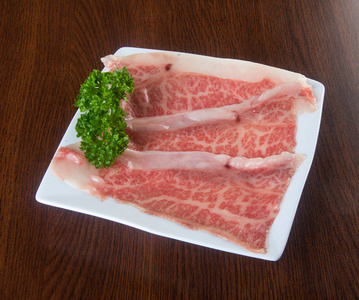 日本料理。牛肉切成薄片的背景